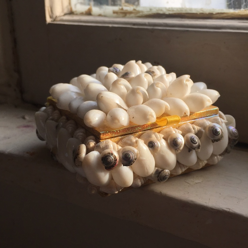 Mini seashell trinket box.